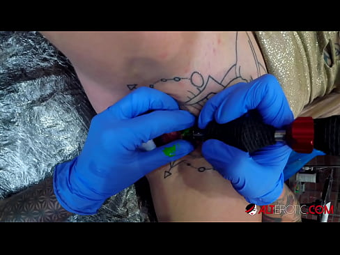 ❤️ tattooed ທີ່ສຸດ Hottie Sully Savage ໄດ້ຮັບ tattoo ສຸດ clitoris ຂອງນາງ ️ ໜັງໂປ້ ທີ່ lo.xxxdl.ru ﹏